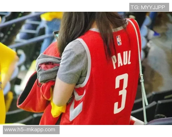 穿077球衣的女球迷晒打球美照展现对篮球的热爱与激情